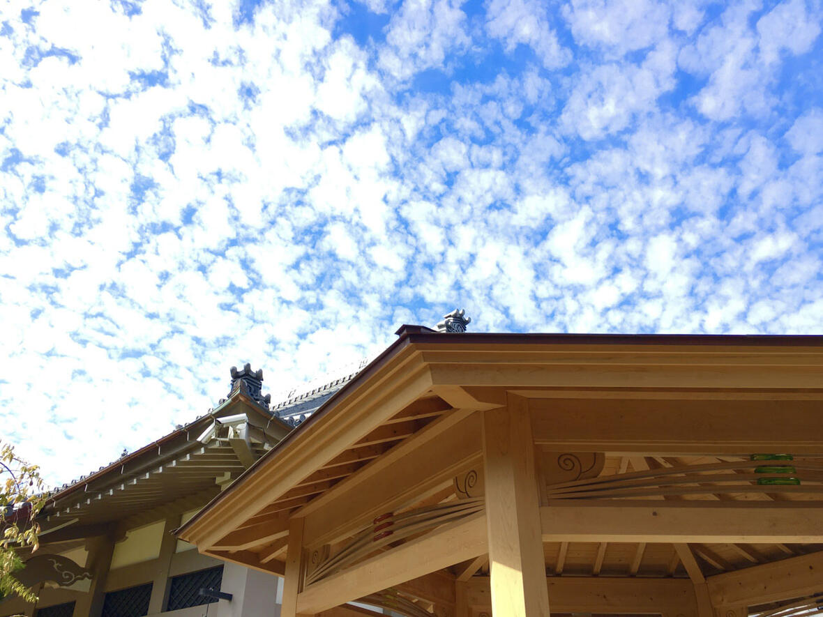 六角堂と空と雲