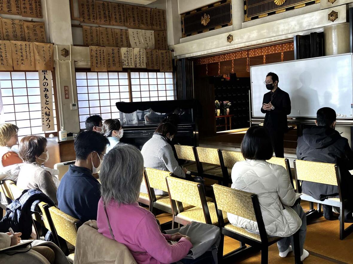 終活カフェで公演する行政書士の大沼勇人氏