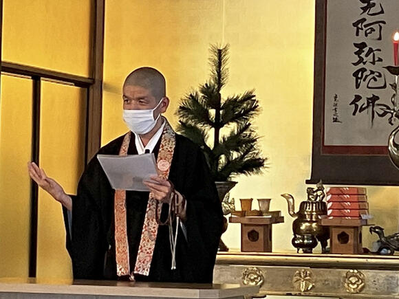 法話をする石浜章友住職