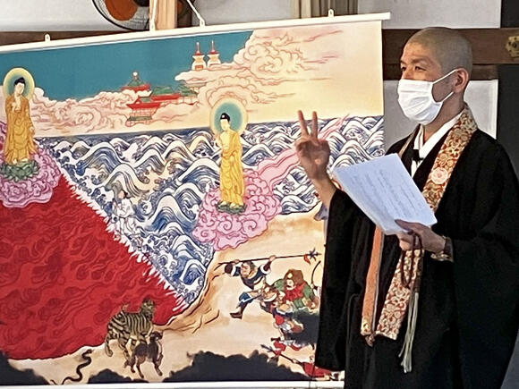 法話をする石浜章友住職