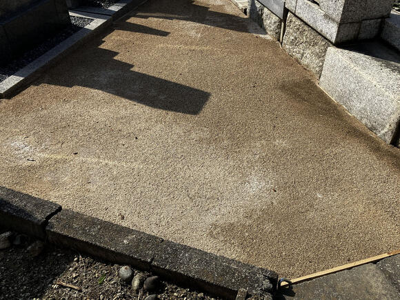 墓地の固める土