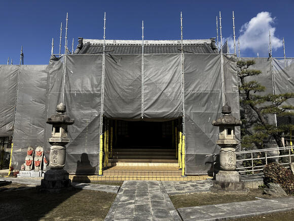 塗装工事中の本堂
