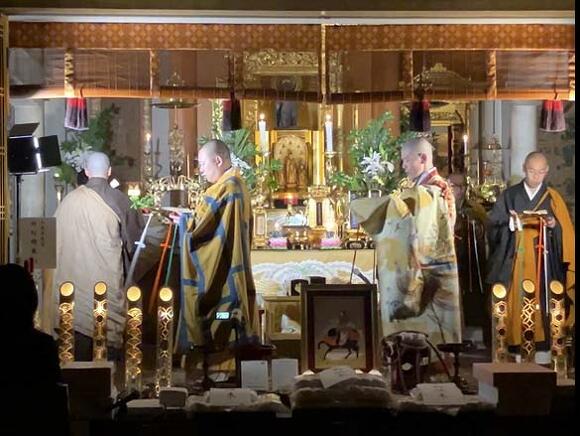 僧侶たちによる万灯会の法要