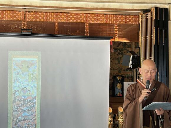 絵解き法話をする桝田英伸氏