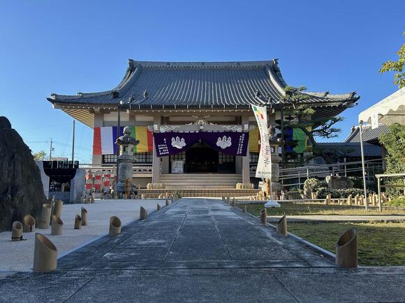 報恩講・万灯会の願隆寺外観