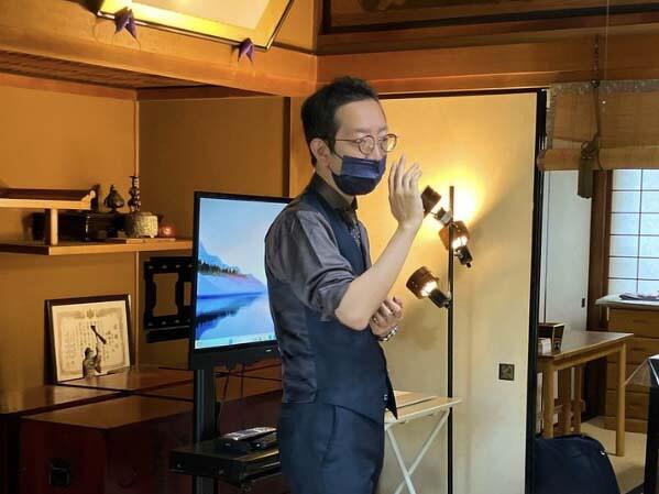 終活カフェで公演する行政書士の大沼勇人氏