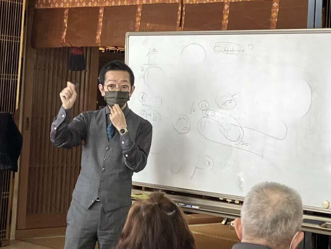 終活カフェで公演する行政書士の大沼勇人氏