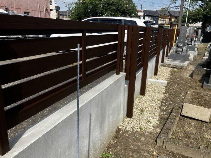 墓地境界のフェンス