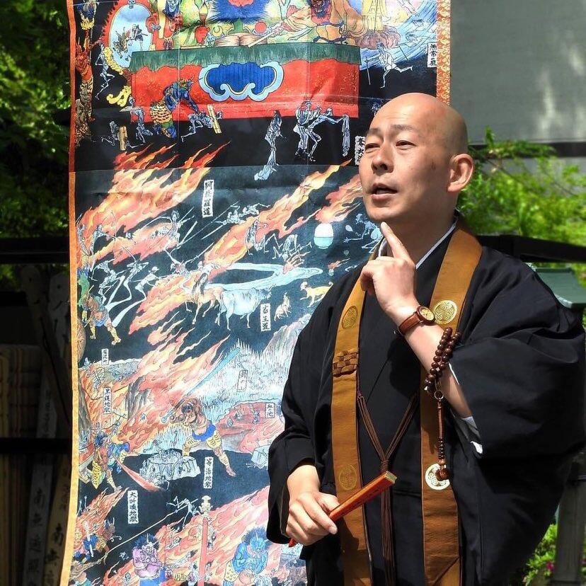 絵解き法話をする桝田英伸氏