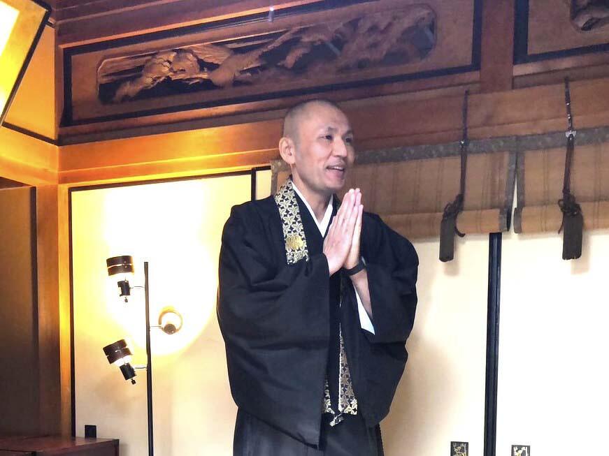 終活カフェで公演する行政書士の大沼勇人氏